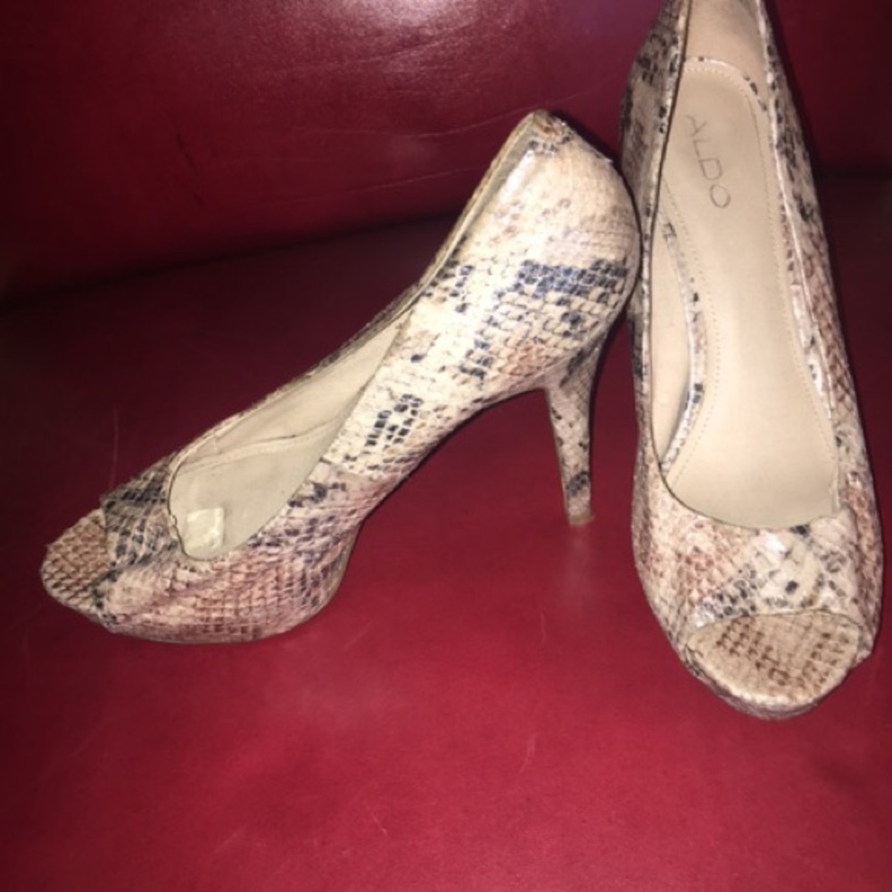 Peep toe pumps